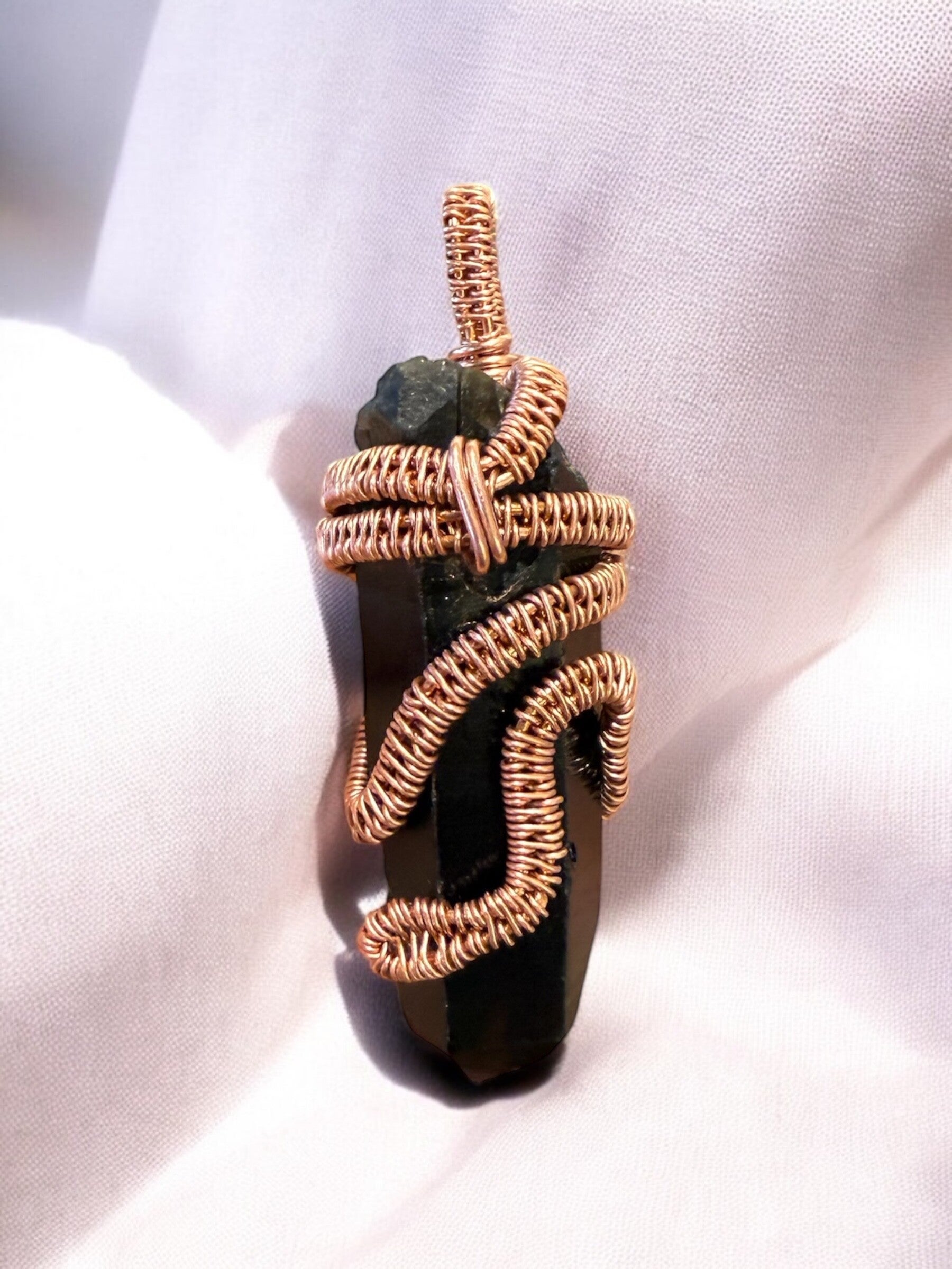 Wire-wrapped rookkwarts slang met koper