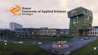 De moderne campus van de Hanze University of Applied Sciences in Groningen bij avondlicht.