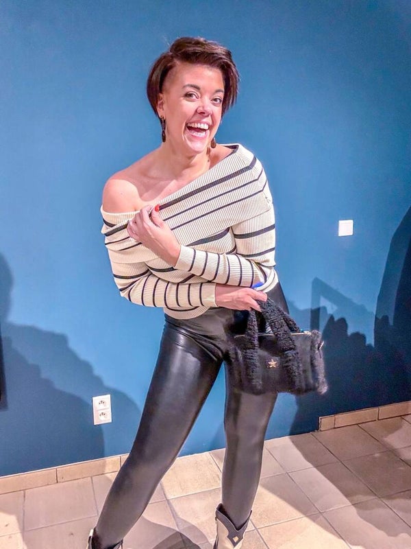 Gestreepte off schoulder trui beige