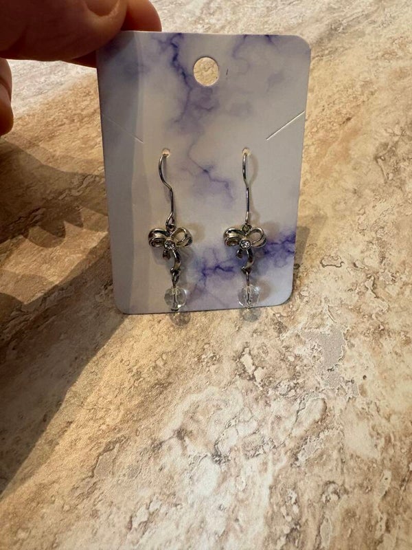 Afhangende oorbel strik