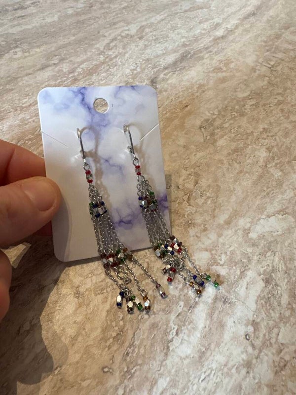 Gekleurde afhanger oorbel