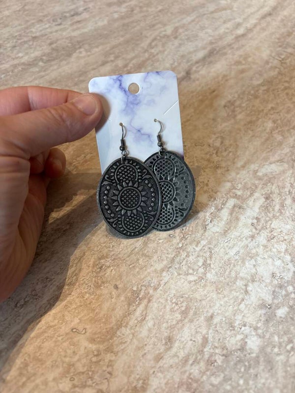 Platte afhangende oorbel