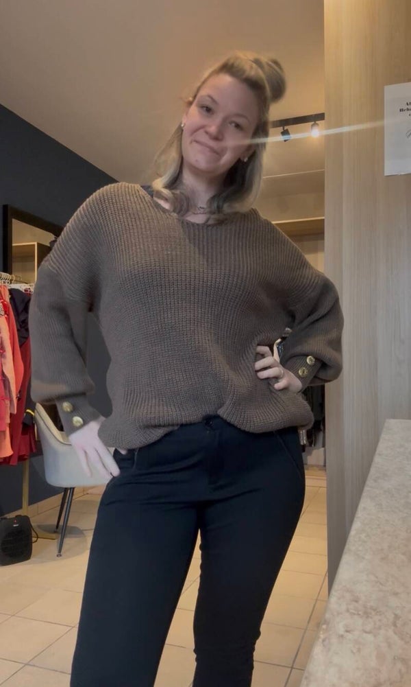 6038 gebreide trui met v hals bruin