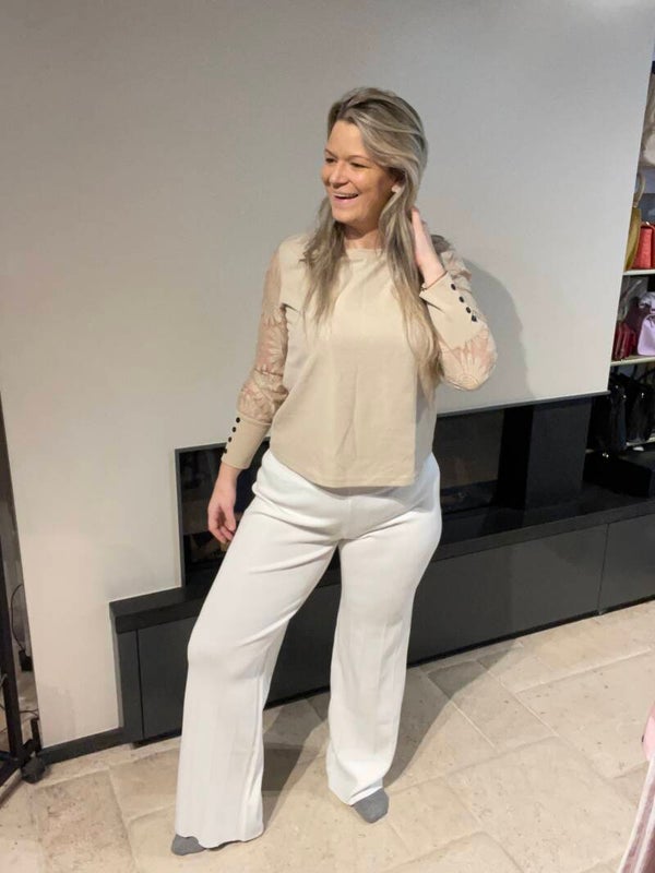 Beige top met accent mouw