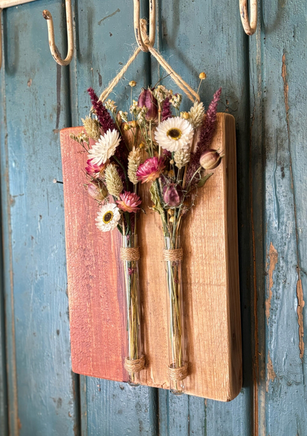 Vrolijke muurdecoratie met natuurlijke droogbloemen