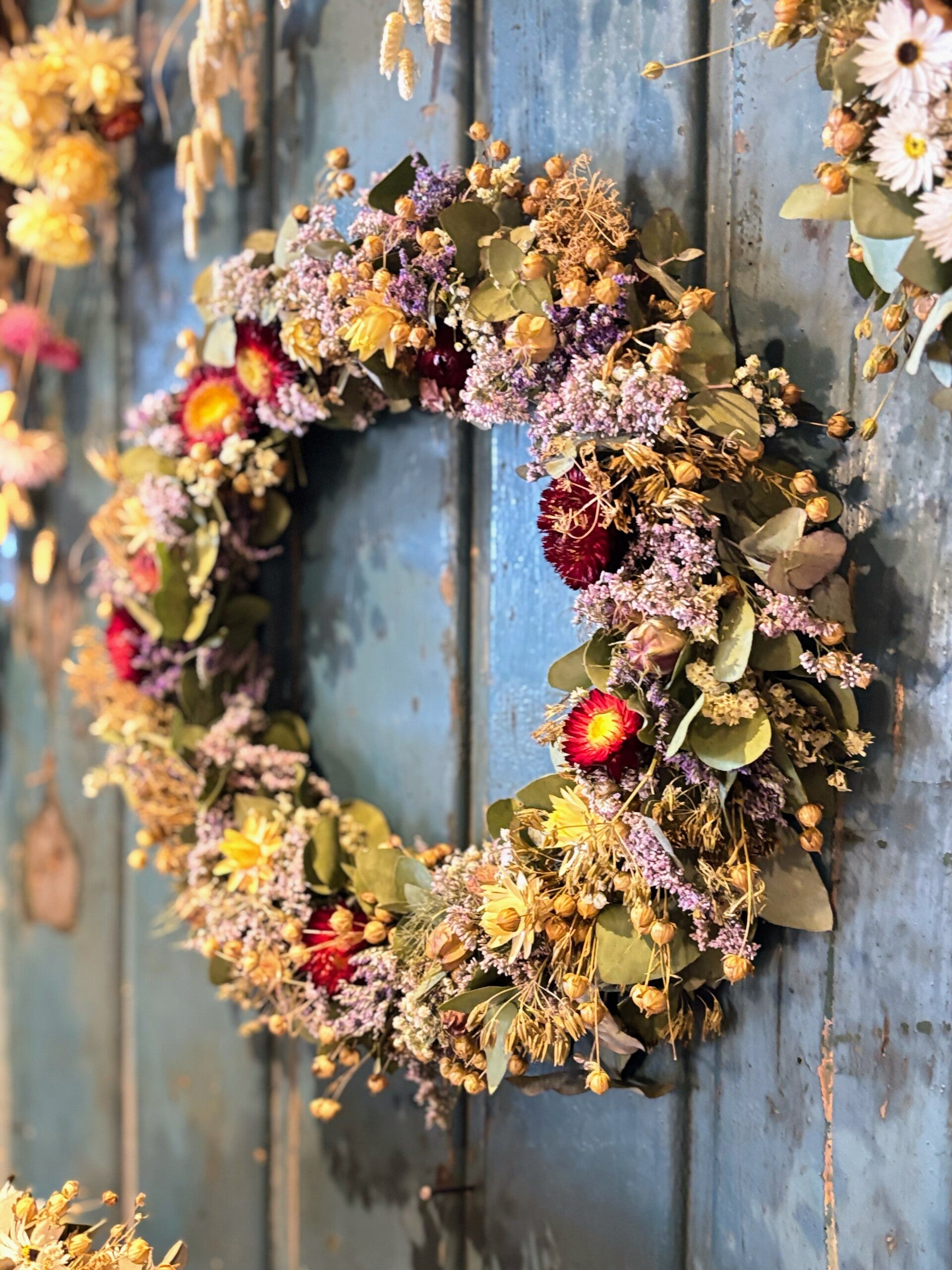Eucalyptus krans met kleurrijke droogbloemen