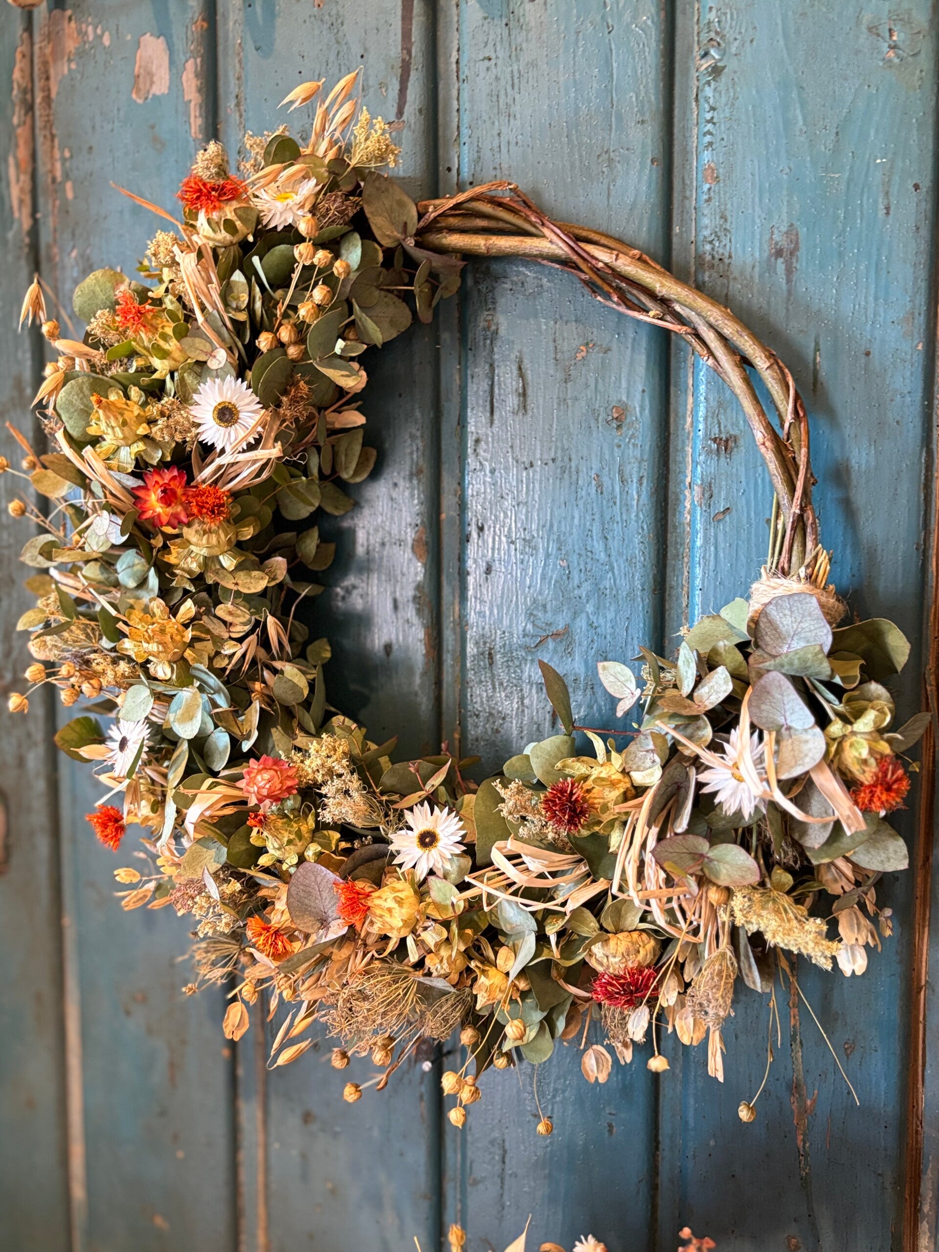 Eucalyptus krans met droogbloemen