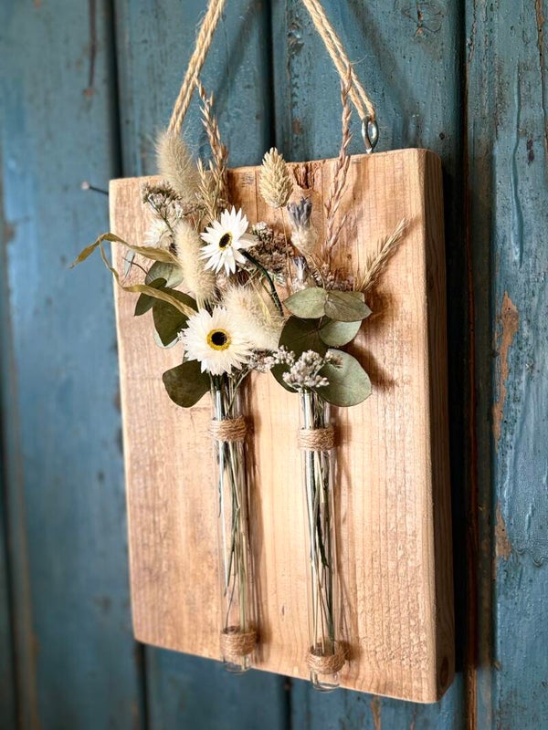 Vrolijke muurdecoratie met droogbloemen