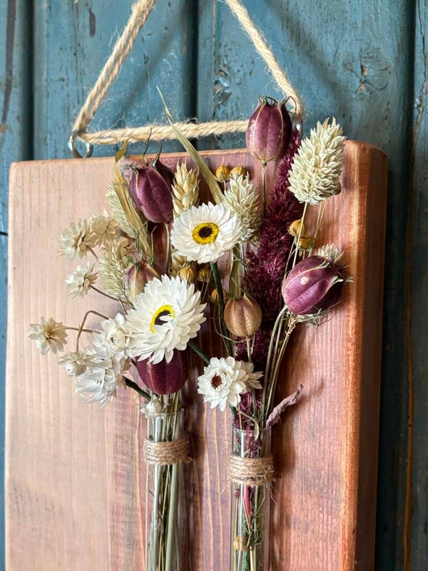Vrolijke muurdecoratie met droogbloemen
