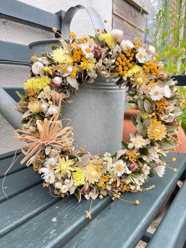 Vrolijk geel, droogbloemen kransje