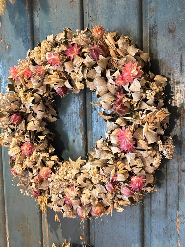 Krans van droogbloemen en gedroogde steeneikblad