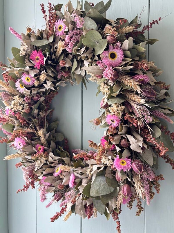 Eucalyptus krans met roze droogbloemen