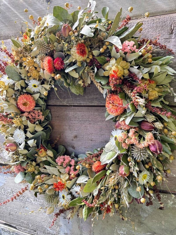 Eucalyptus met zalmkleurige en witte droogbloemen