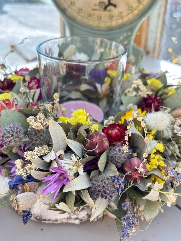 Krans vol droogbloemen met windlicht