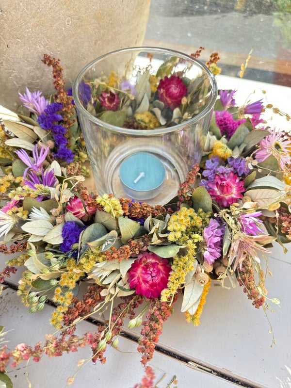Droogbloemen krans paars met windlichtje