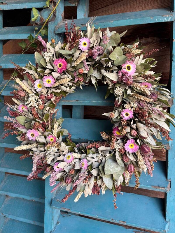 Eucalyptus krans met roze droogbloemen