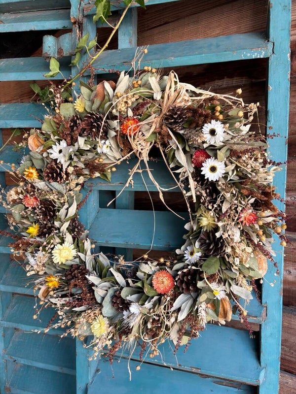 Grote herfstkrans met droogbloemen