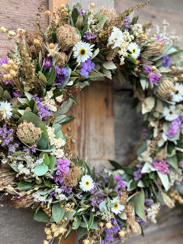 Weelderige droogbloemen krans