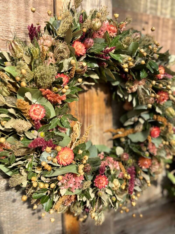 Droogbloemen krans in warme herfstkleuren