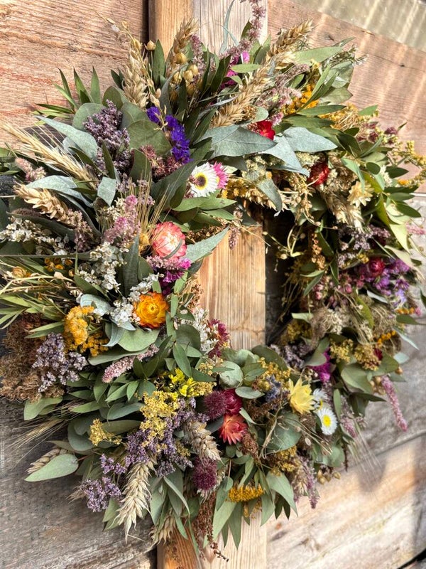 Herfstkrans vol kleur van gedroogde bloemen