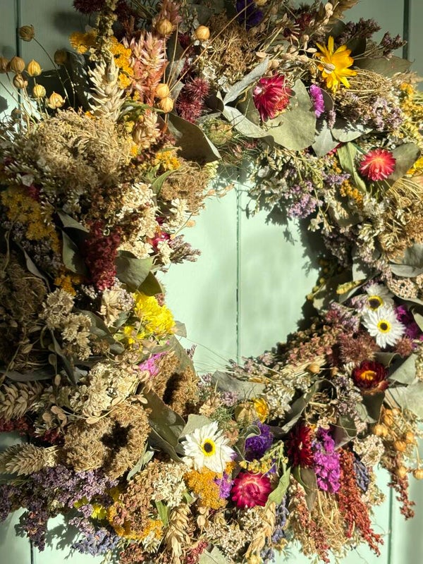 Weelderige droogbloemen krans vol kleur