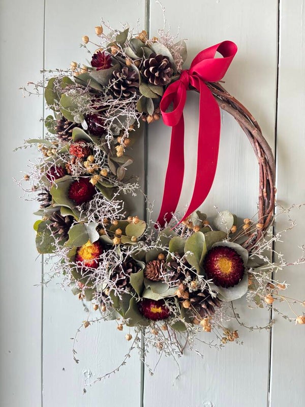 Sfeervolle eucalyptus kerstkrans rood