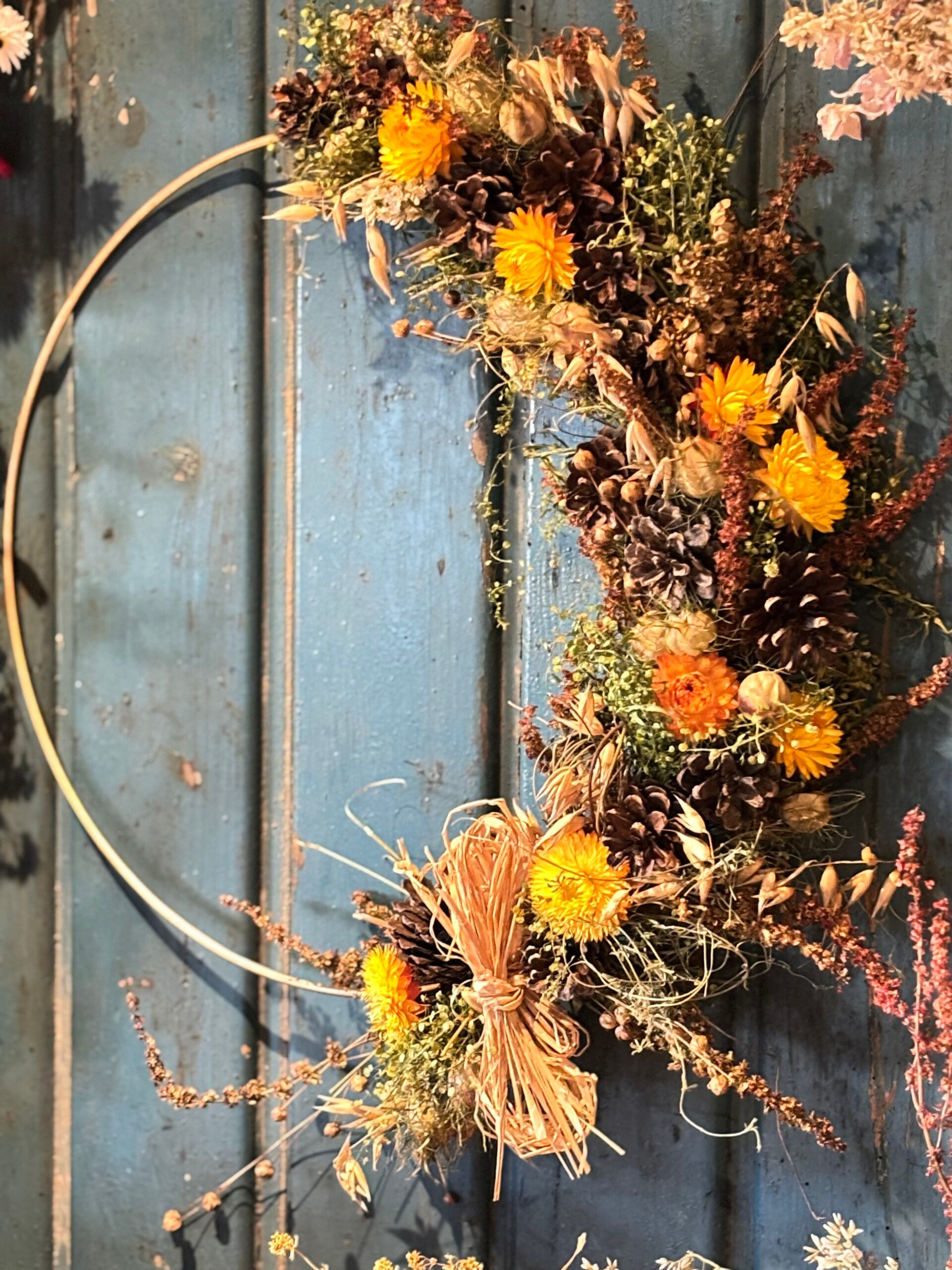 Droogbloemen krans op goudkleurig ring