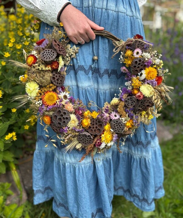 Prachtig gevulde droogbloemen    krans