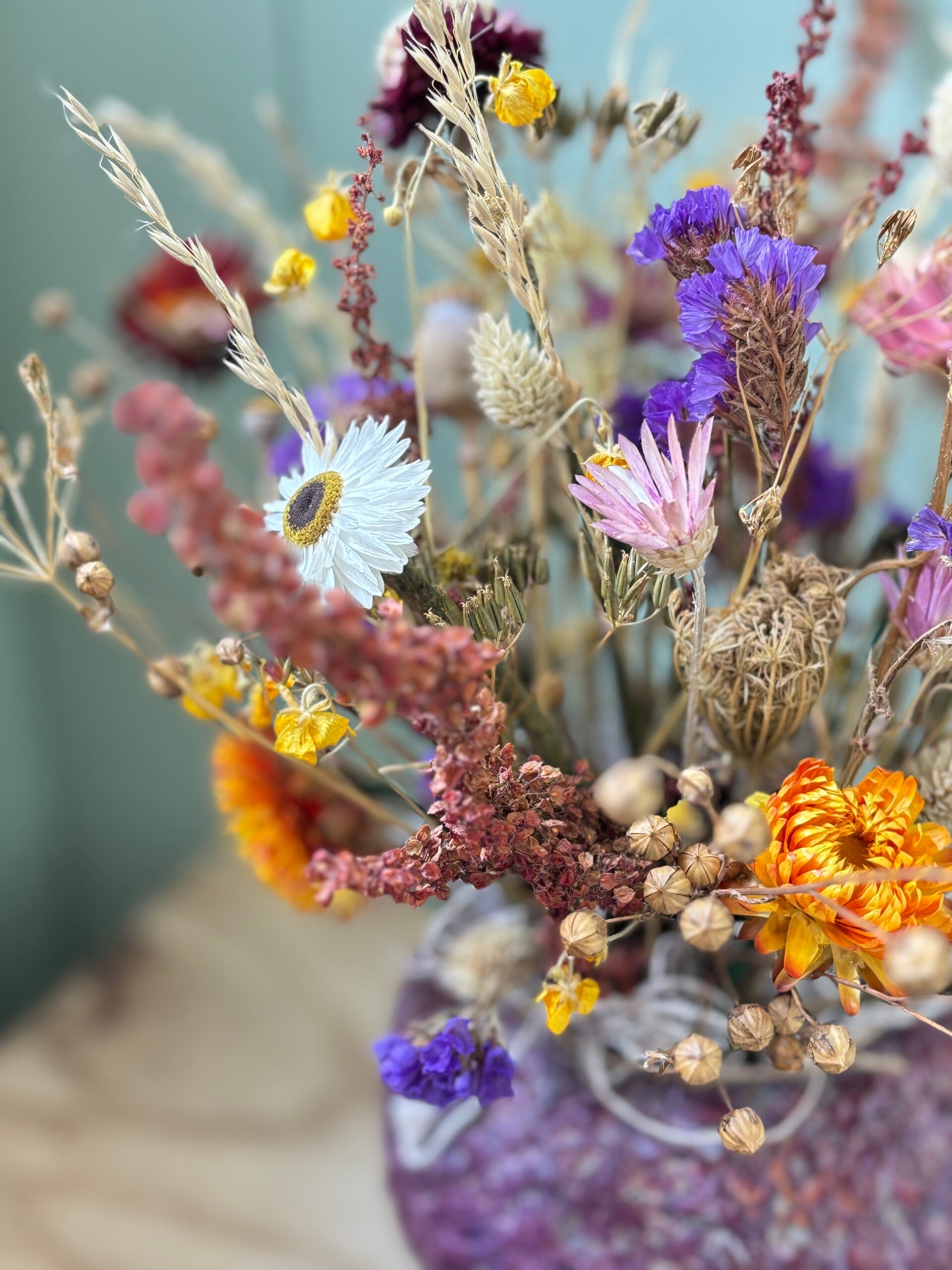 Vrolijke vaas met droogbloemen