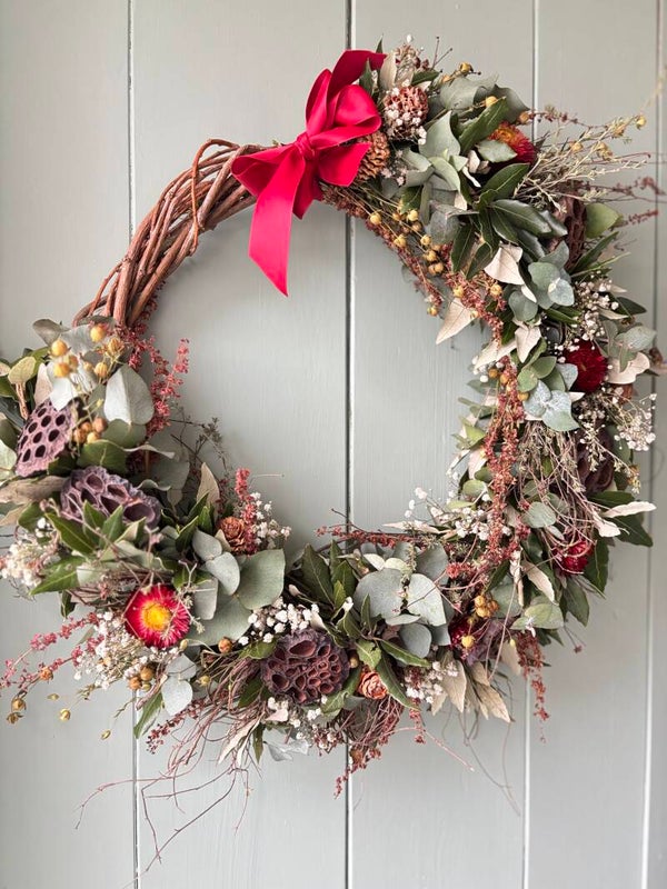 Kerstkrans met eucalyptus en droogbloemen