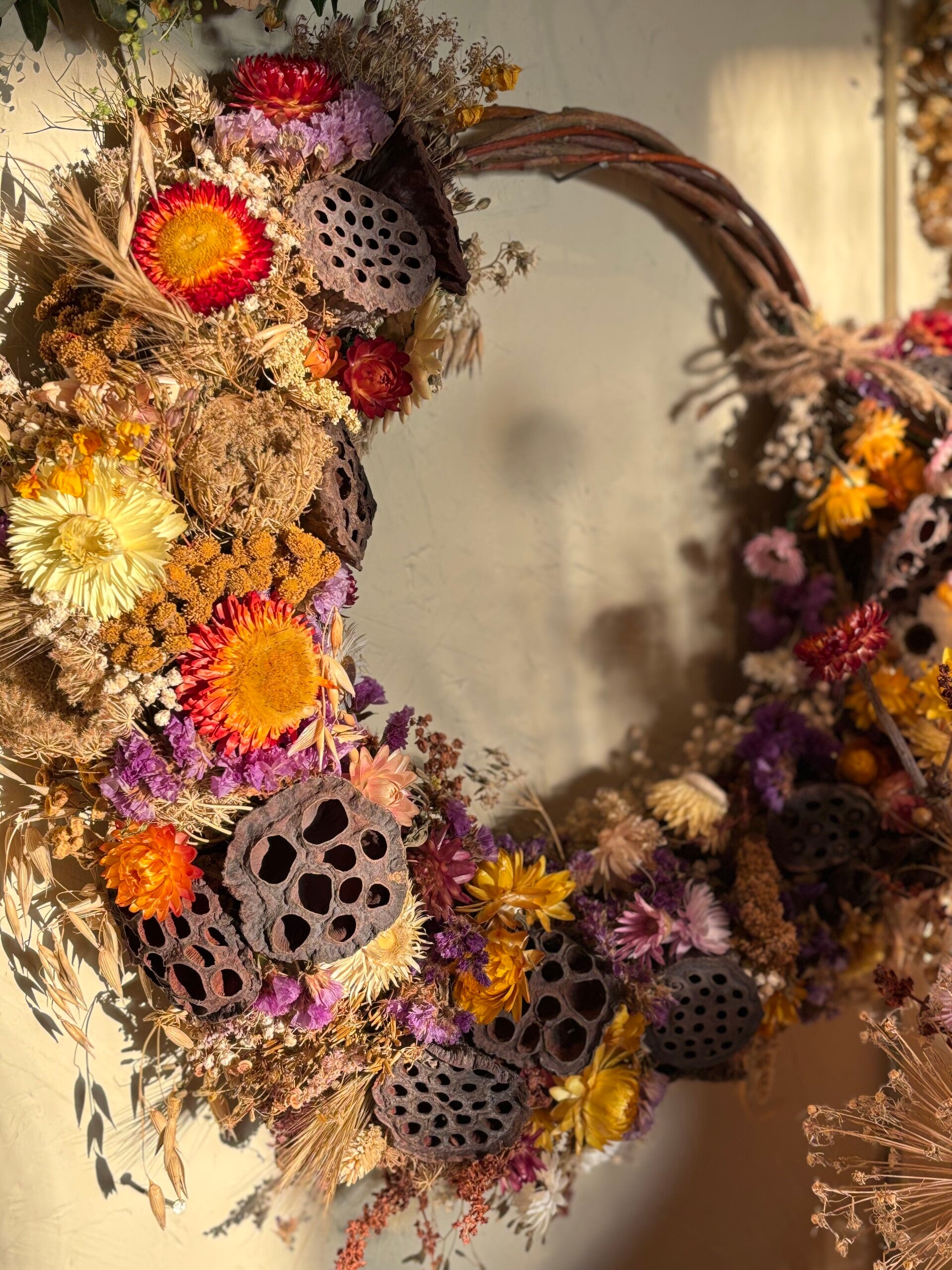 Prachtig gevulde droogbloemen    krans