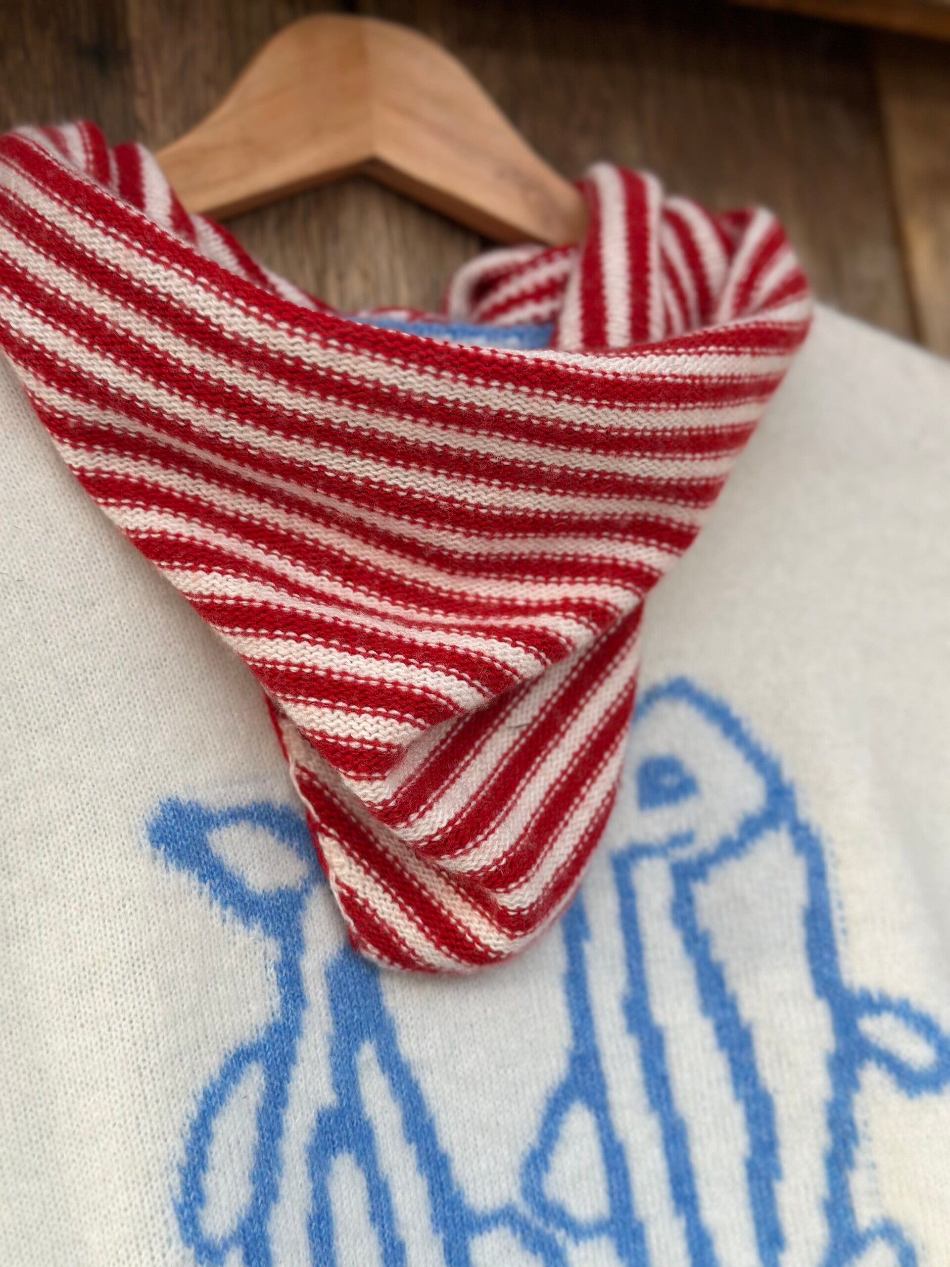 Gebreid sjaaltje - Striped red