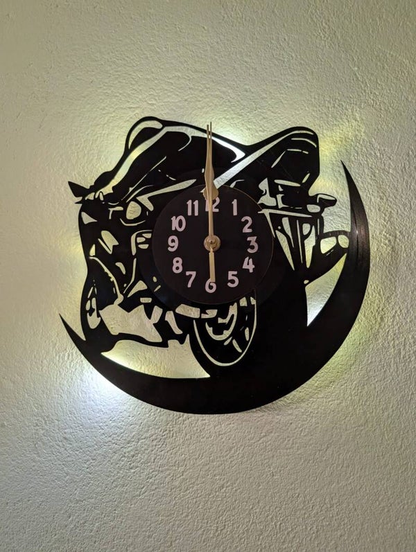 Wanduhr aus Schallplatte, Motiv Biker, Vinyl Uhr, beleuchtet, Silent Quartz Uhrwerk