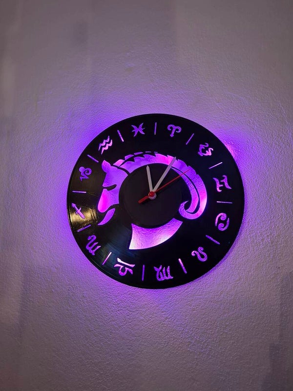 Wanduhr aus Schallplatte, Sternzeichen Steinbock, Vinyl Uhr, beleuchtet, Silent Quartz Uhrwerk