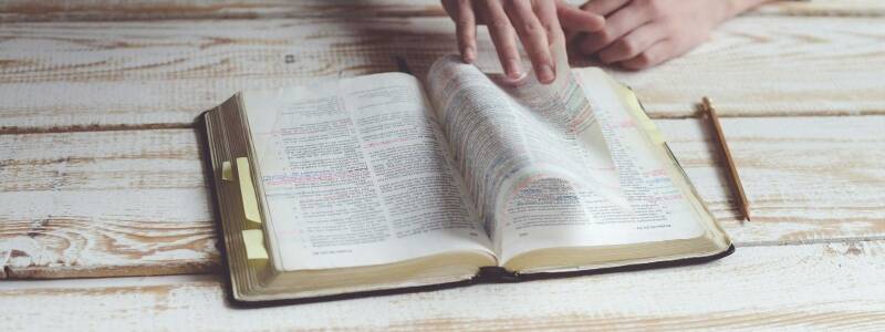 Bijbel, het woord waaruit al onze pinker gefocuste predikingen komen 