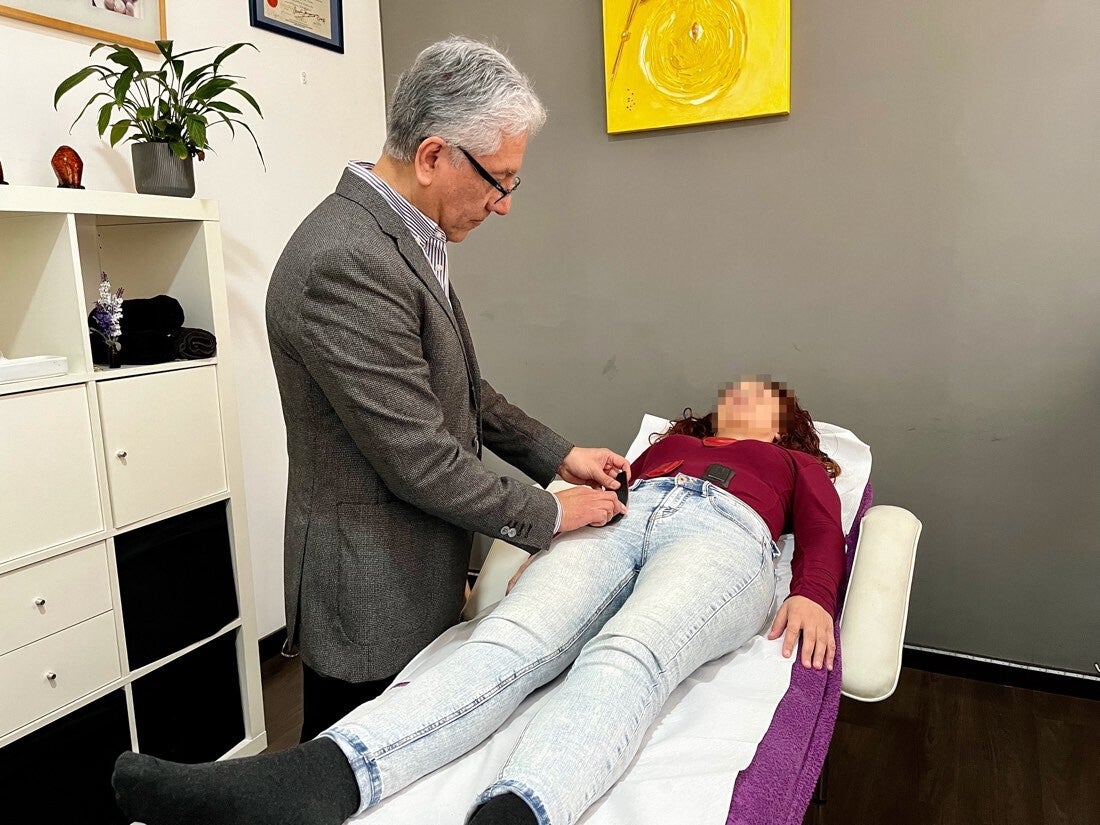 Colocación de un par biomagnético sobre puntos del cuerpo
