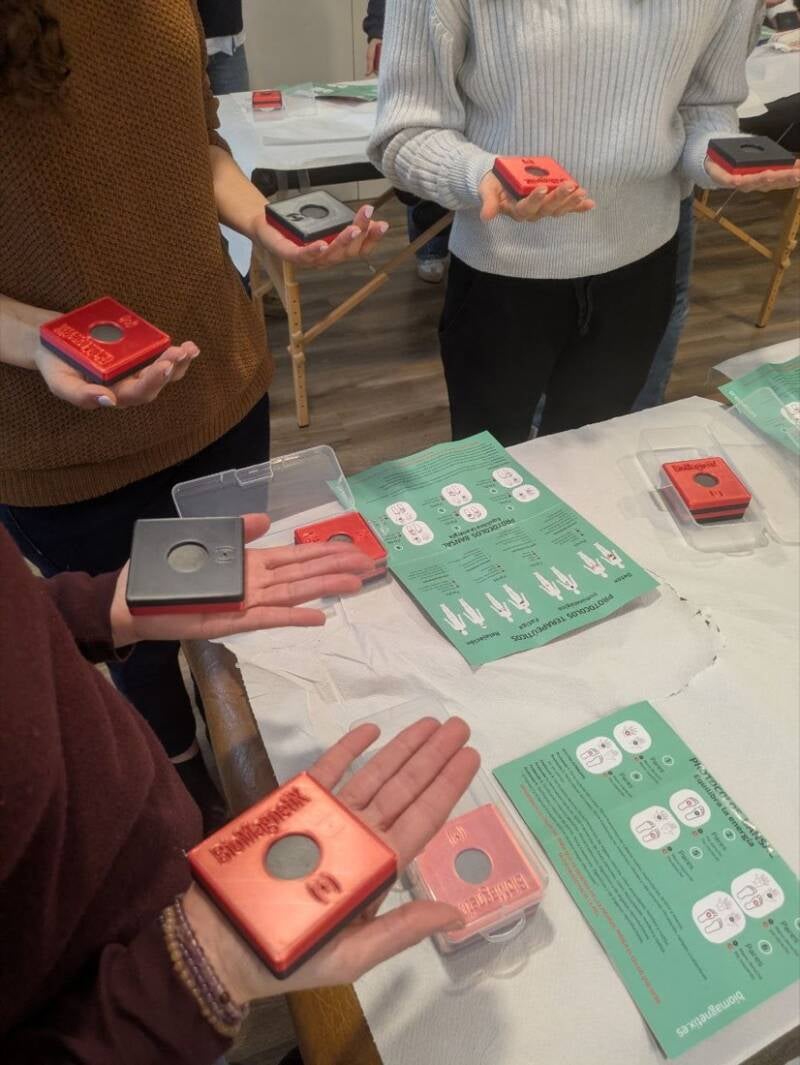 Kit de imanes terapéuticos Biomagnetix entregado en el taller