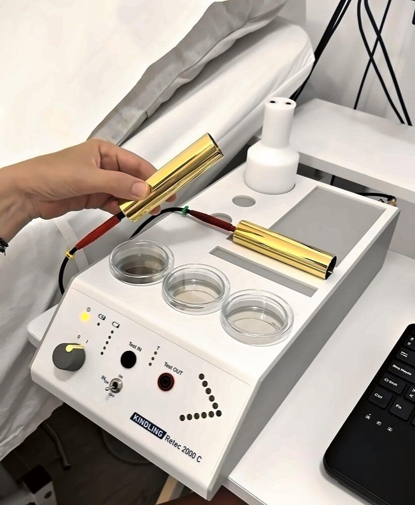 Dispositivo Retec de biorresonancia con electrodos