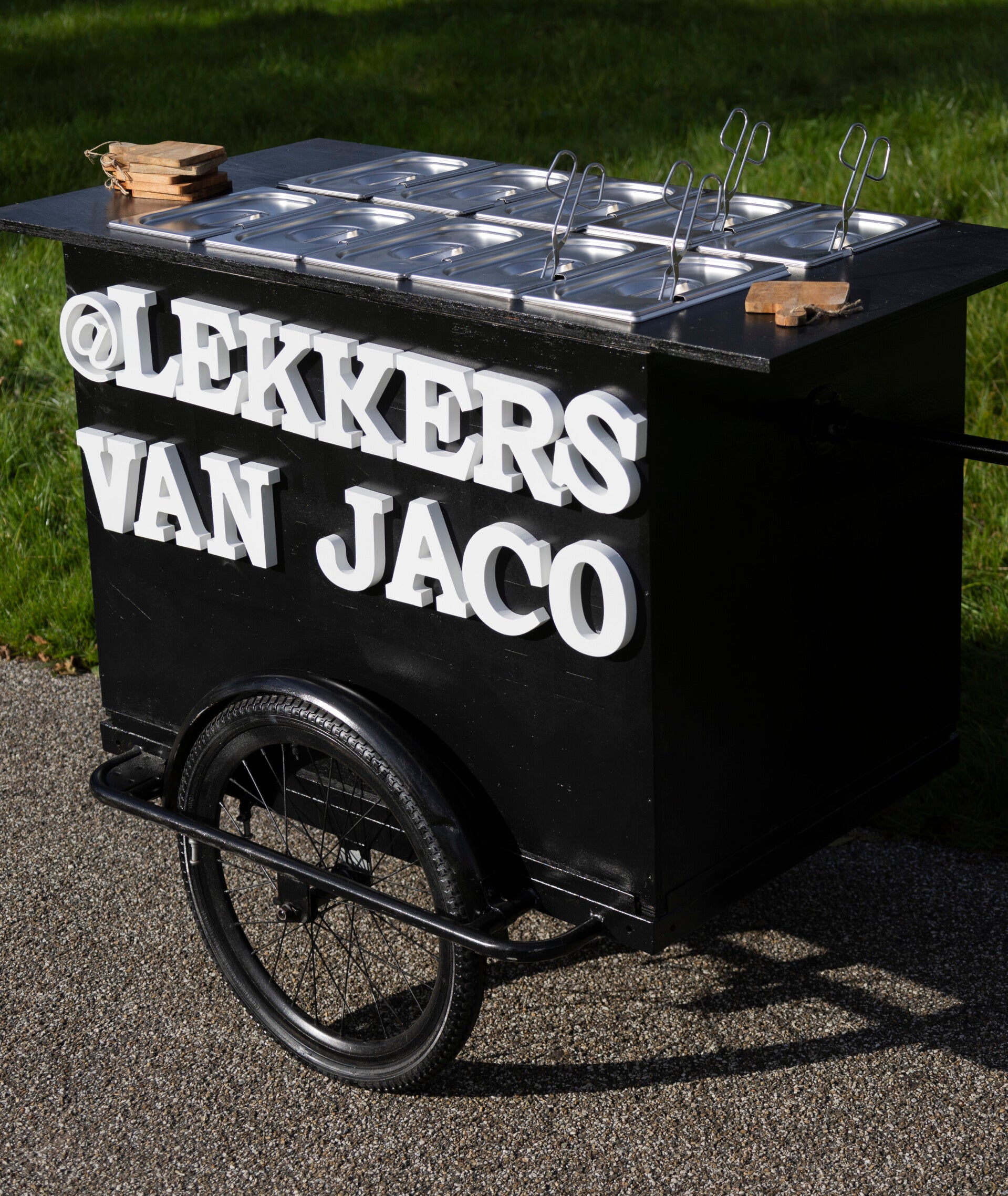 Zwarte bakfiets ingericht voor zakelijke mobiele catering met RVS gastronormbakken voor verse food & drinks.