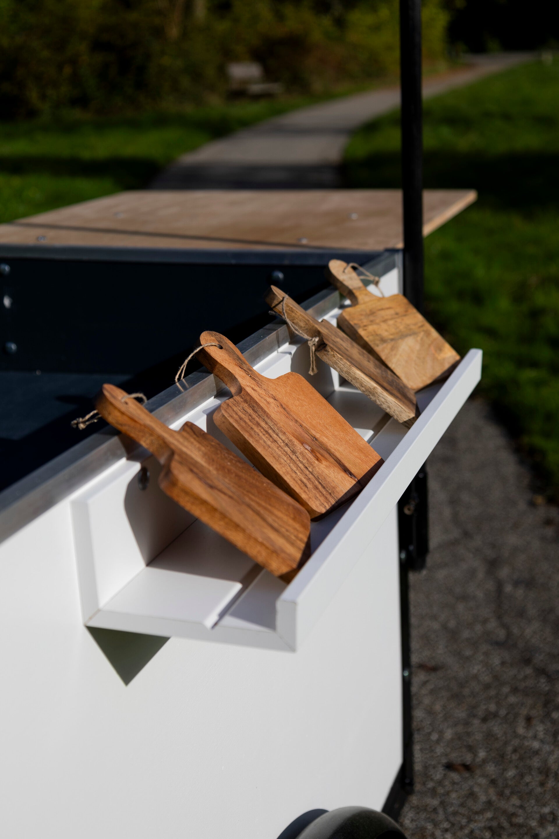 Gepersonaliseerde houten serveerplanken en tapasplanken, ideaal als uniek en duurzaam zakelijk relatiegeschenk.