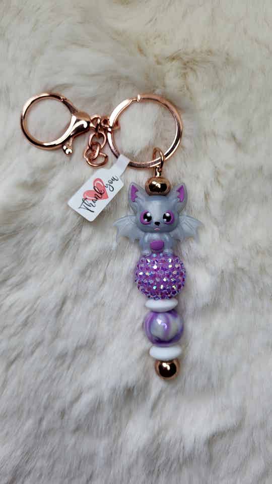 Sleutelhanger vleermuis wit/paars
