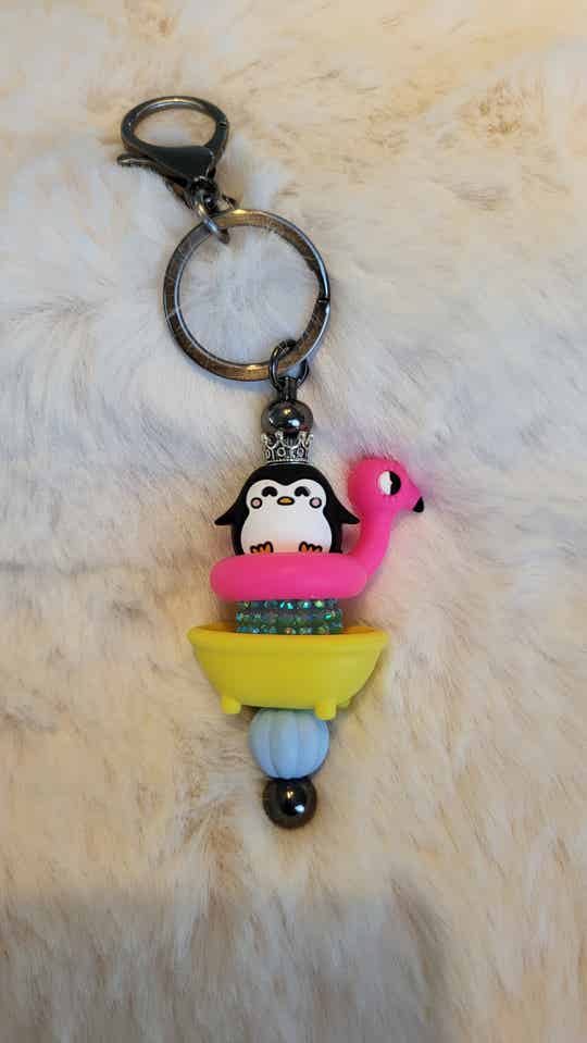 Sleutelhanger pinguin in bad met zwemband