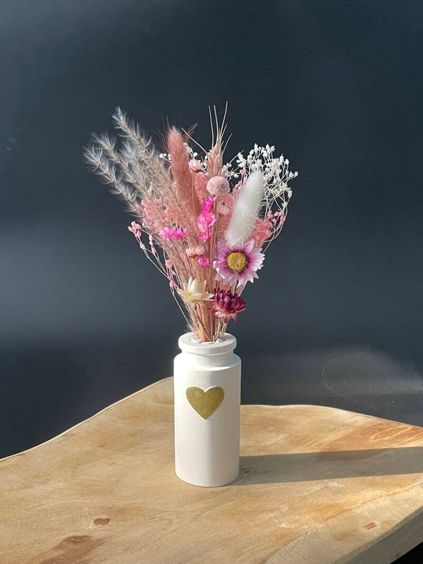 Een vaasje vol liefde – handgemaakt gipsvaasje met droogbloemen