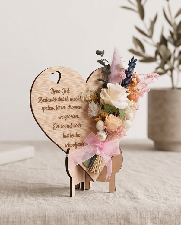 Houten hartje met boodschap en droogbloemen op staander