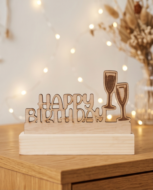 Een verjaardag om te vieren – houten Happy Birthday decoratie - Brievenbusgeschenk