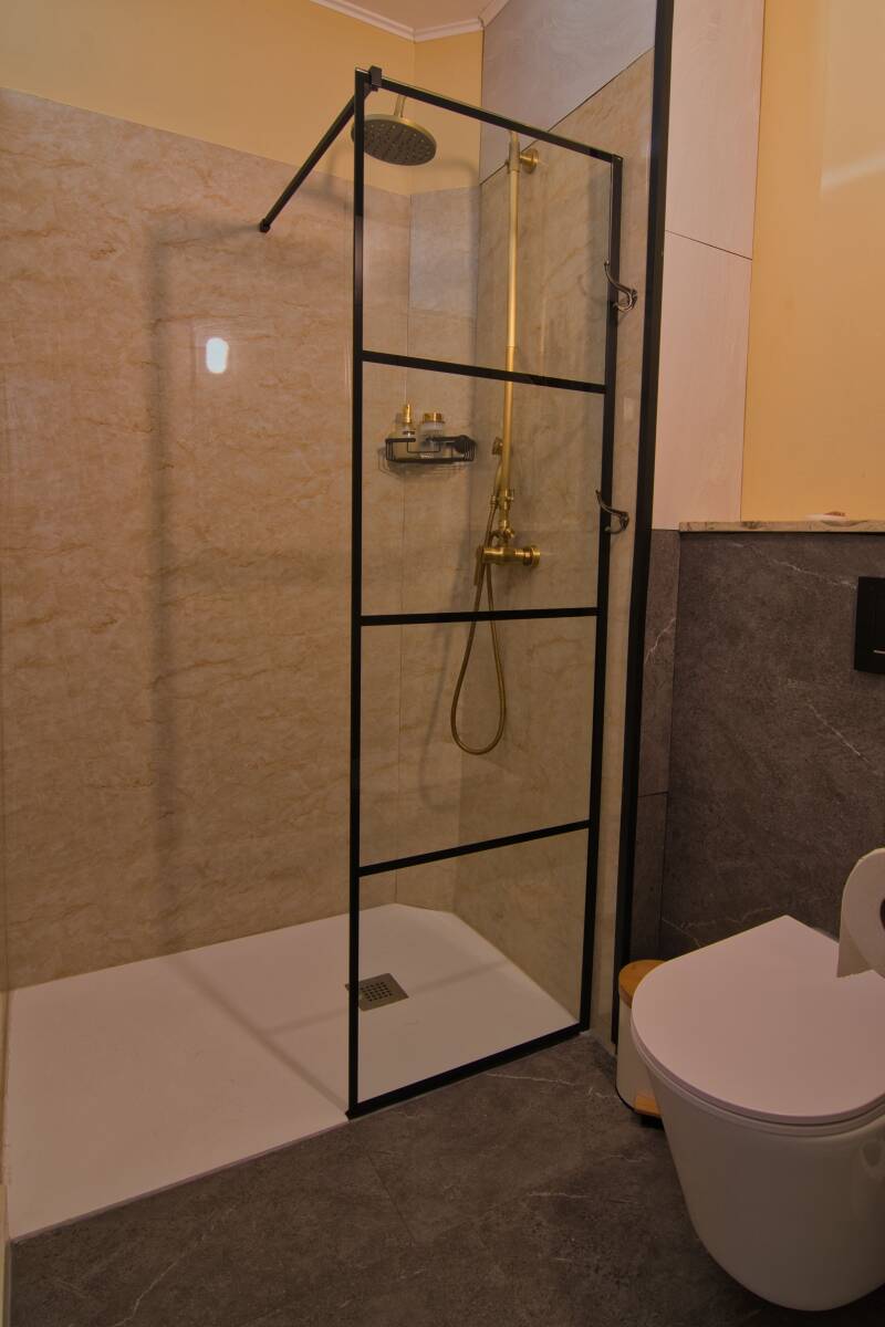 Regendouche en toilet kamer 2