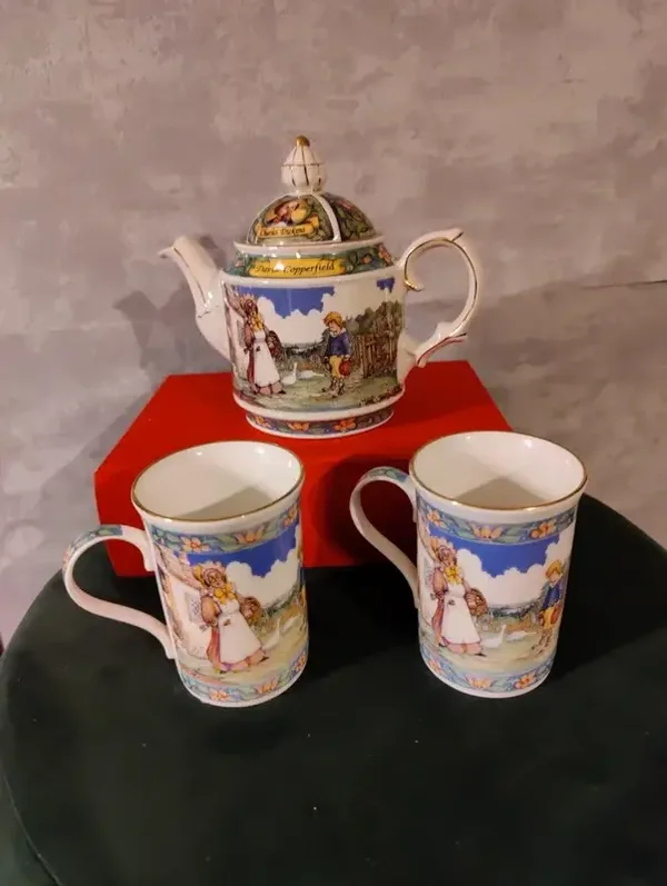 Sadler Charles Dickens "David Copperfield" Theeset – Theepot & 2 Mokken / Bekers (Goudaccenten)