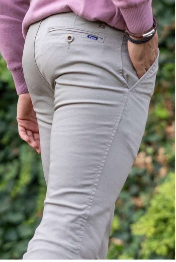 Pantalón chino arena