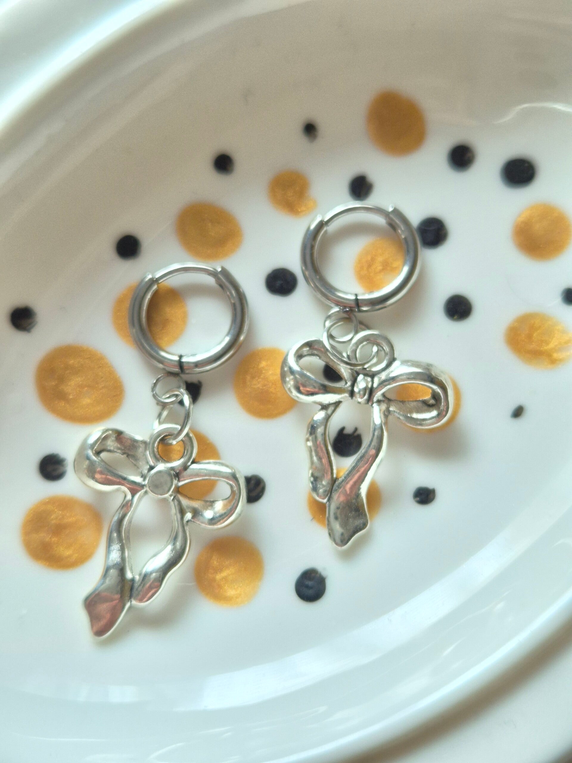 ZILVEREN STRIKJES oorbellen