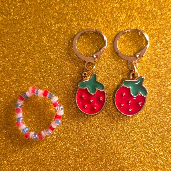 Gouden aardbei oorbellen + gekleurde kralen ring